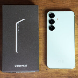 Samsung Galaxy S25 256GB – Green – Great Condition – With Original Box - Image 8